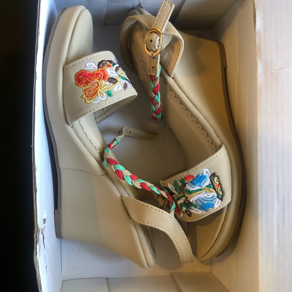 Light brown wedges